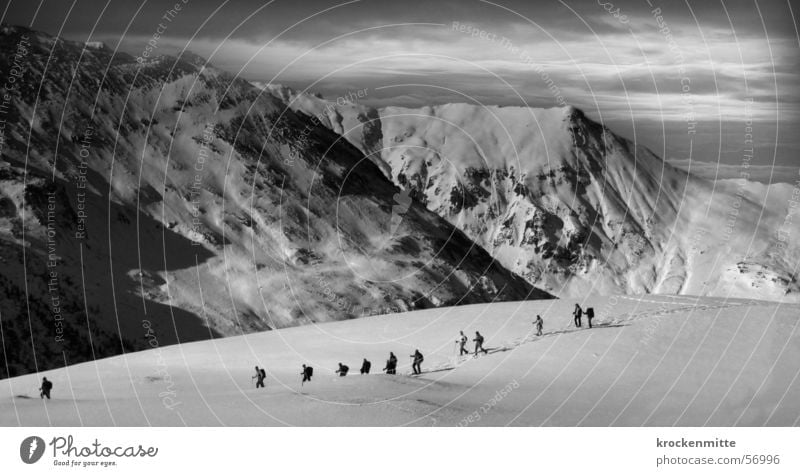 Peau de foc Skitour Wintersport alpin Wolken schlechtes Wetter Berge u. Gebirge Alpen Schwarzweißfoto mehrere Schnee Expedition Bewegung Sport