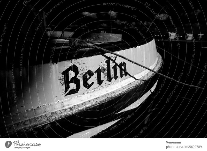 Schwarzweißfoto, altes Schiff mit dem Namen Berlin schwarzweiß Schwarzweißfotografie Schwarzweißaufnahme Schifffahrt Schiffe Schiffsrumpf Boot Boote Bootsfahrt