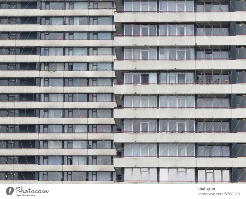 Wohnung mit Balkon Hochhaus Architektur Stadt Gebäude Fassade Fenster Außenaufnahme Menschenleer Haus Farbfoto Bauwerk Tag Plattenbau trist Beton urban
