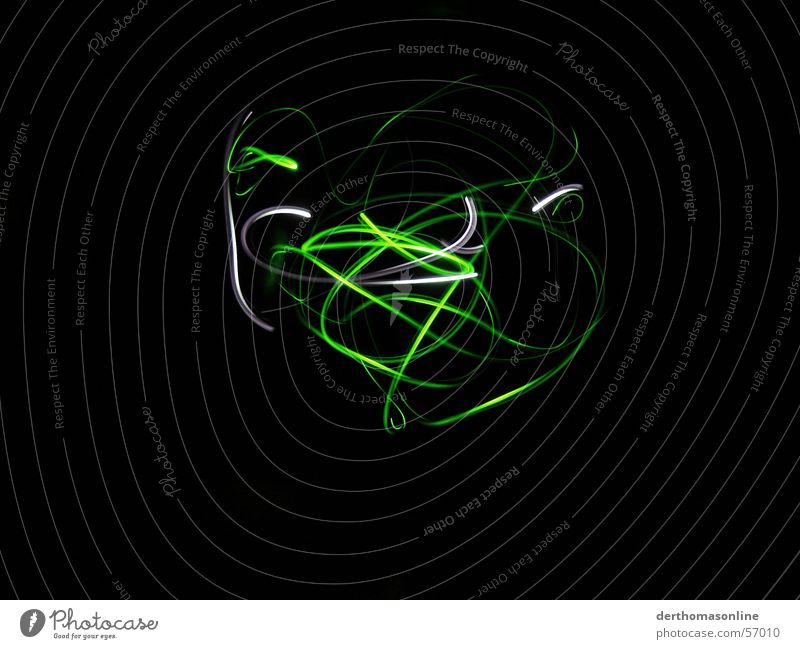 verwirrte Spuren in grün Diode dunkel Leuchtspur Nacht schwarz Streifen Kreis Linie weiß Kreisel Licht Geschwindigkeit herumfuchteln durcheinander komplex