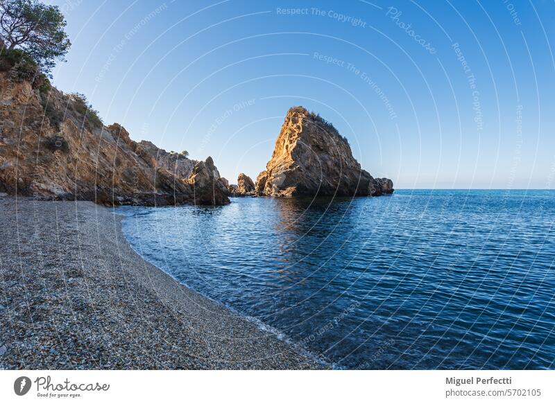 Strand von Cañuelo, eine Bucht im Naturgebiet der Steilküste von Maro-Cerro Gordo, in der Gemeinde Nerja, Málaga. cañuelo Malaga mediterran maro-cerro gordo