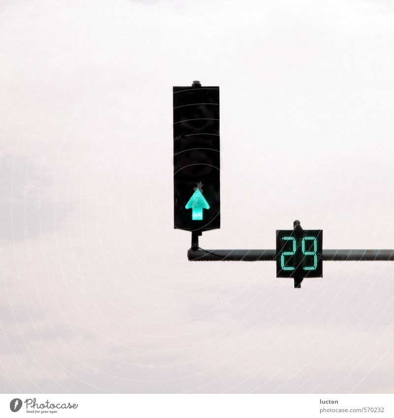 Ampel auf Grün mit Sekundenzähler vor Himmel Städtereise Technik & Technologie Wolken Stadt Verkehrswege Autofahren Straße Straßenkreuzung Verkehrszeichen