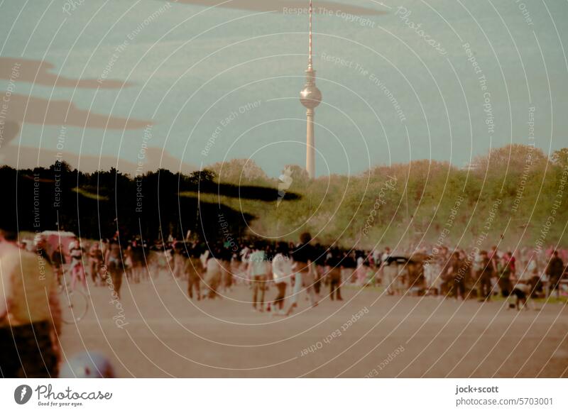 Detail der größten innerstädtischen Freifläche der Welt, mit Fernsehturm Tempelhofer Feld Wahrzeichen Berliner Fernsehturm Freizeit & Hobby Lifestyle