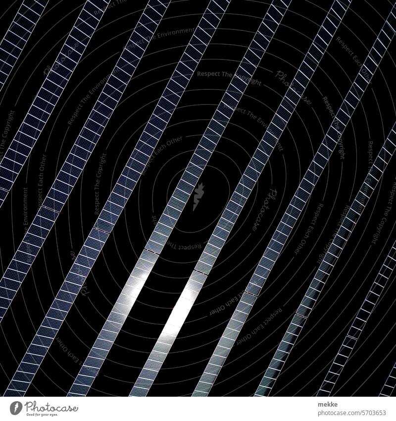 Die Sonne in Streifen ernten Solarpark Solarkraftwerk Solaranlage Erneuerbare Energie Photovoltaik Solarzellen Sonnenenergie Solarenergie Photovoltaikanlage