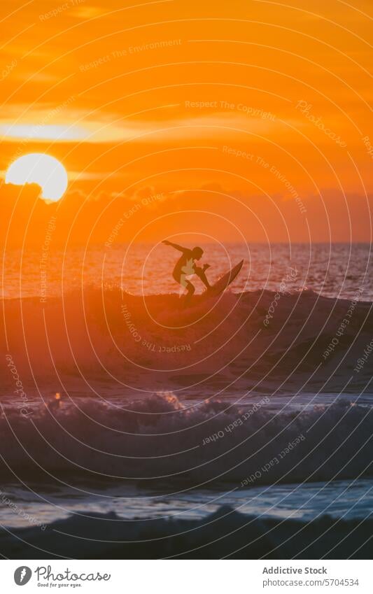 Unbekannter Mann beim Surfen auf welligem Meer bei Sonnenuntergang Surfer Surfbrett MEER Sport Natur Wasser Sommer männlich Silhouette Urlaub Seeküste
