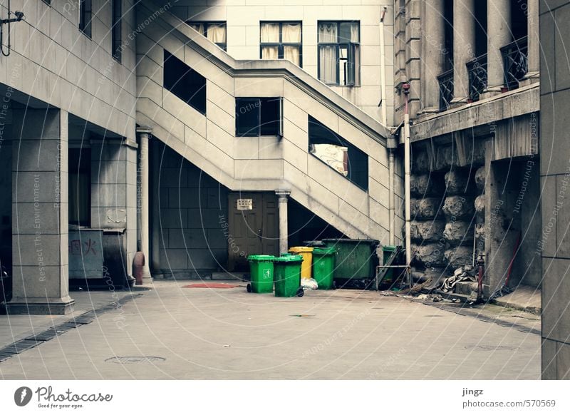 Backyard Wuhan China Asien Menschenleer Mauer Wand Fassade Hinterhof Hof Müllbehälter alt dreckig Ekel hässlich Stadt gelb grau grün Farbe Umweltverschmutzung