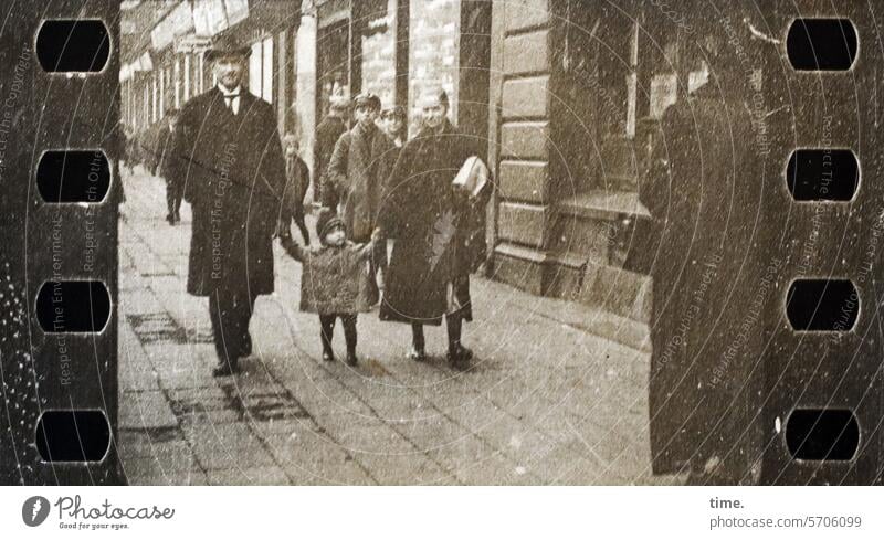 Ausflug mit Kind Frau Mann Bürgersteig spazieren gehen schauen halten damals historisch Haus Gebäude Architektur Straße urban city Kleidung Mantel Filmmaterial