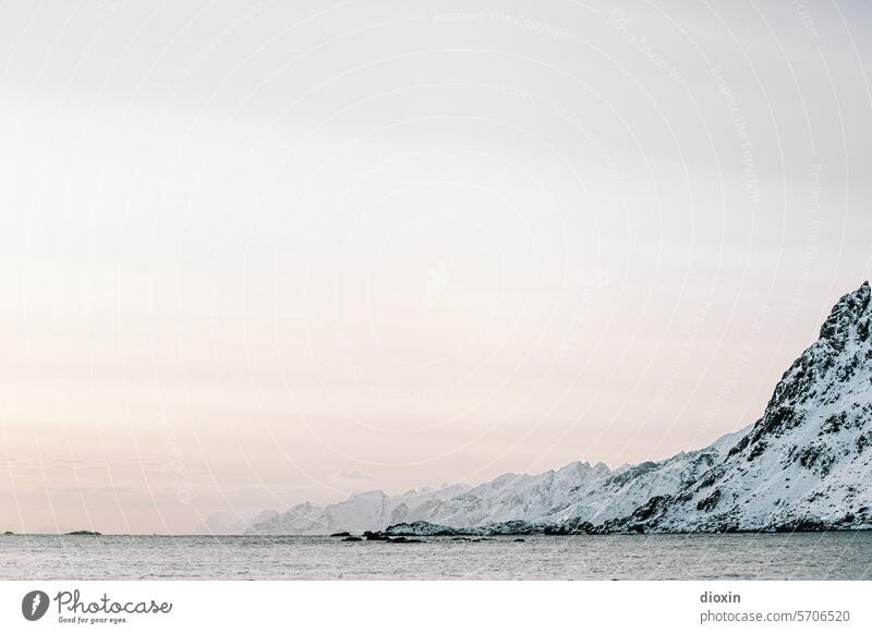 Lofoten Lofoten Inseln Norwegen Norwegenurlaub Meer Meeresufer Atlantik Nordatlantik Polarmeer polar Polarkreis Küste Schnee Landschaft Natur Felsen