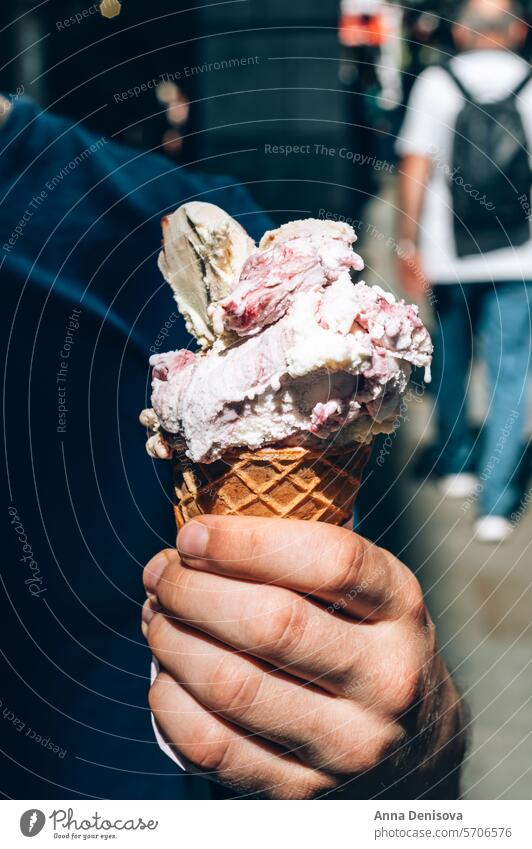Erstaunliches Gelato-Eis an einem heißen Sommertag Speiseeis Eiscreme wegnehmen gelato Doppelrahm beliebt selbstgemacht Topf Zapfen Gesundheit Erdbeeren