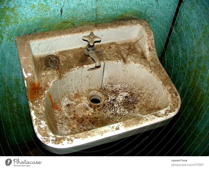 Reinigungskraft bitte auf das Zimmer 16. Waschbecken dreckig Abfluss unbenutzt Wasserhahn Emaille Bad alt Einsamkeit Kette Toilette Stöpsel