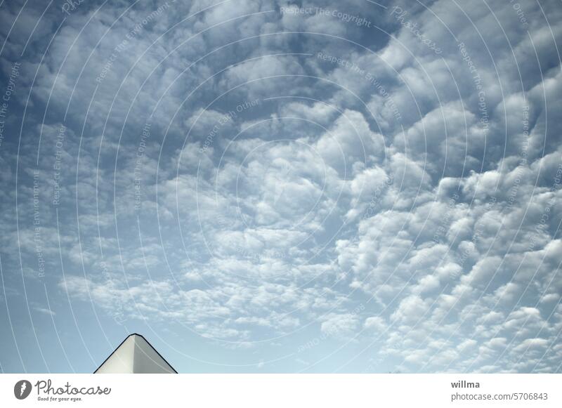 Warten auf den Bus und dabei die Wolken beguggn Kumuluswolken Himmel Hausspitze Hausgiebel Cumulus Giebel Dachgiebel Farbfoto