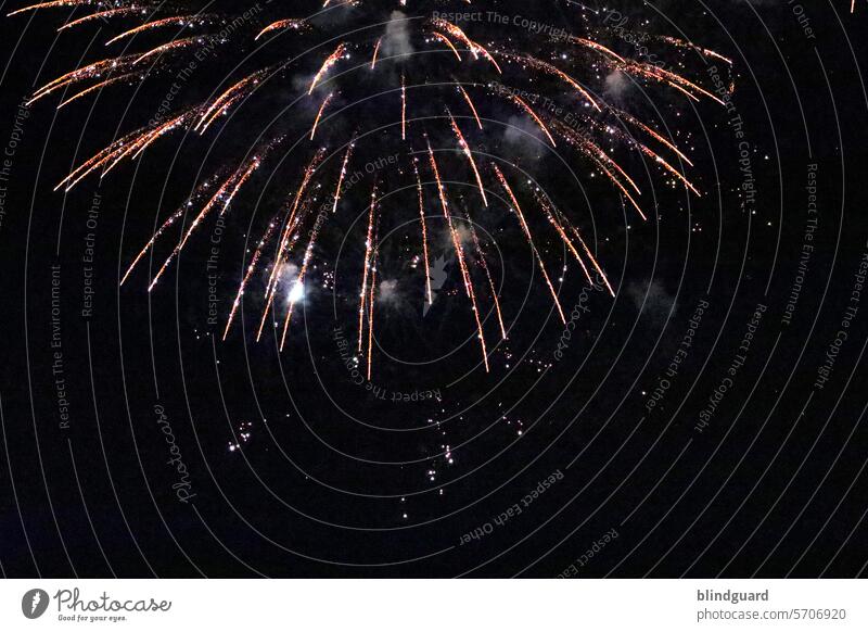 Ein letztes Feuerwerk fest feier abend nacht dunkel Licht Himmel Pyrotechnik Funken Silvester u. Neujahr Feste & Feiern Nachthimmel Explosion Lichterscheinung