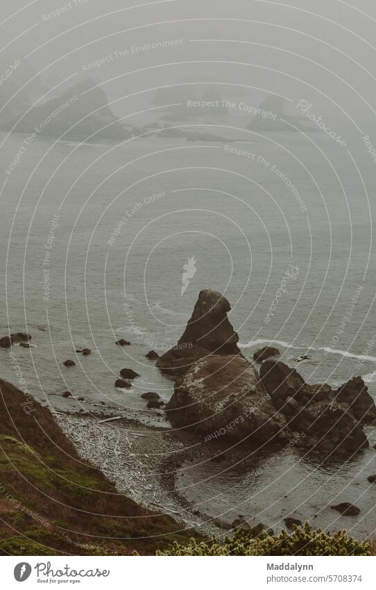 Stimmungsvolles künstlerisches Foto einer Küstenlinie an der Oregon Coast im pazifischen Nordwesten PNW Meer Klippen Steine Landschaft reisen Natur Ufer MEER