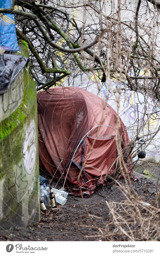 Wohnplätze für Menschen ohne Wohnung III Umweltverschmutzung Abfall Müllhalde Müllentsorgung Kanal immobilien wohnen Starke Tiefenschärfe Urbanisierung