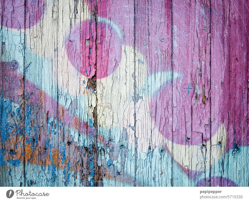 Alte Holzwand mit Graffiti besprüht Holzbrett Holzbretter Holzbretterwand Graffitis Graffiti-Wand Strukturen & Formen Fassade Hintergrundbild Farbfoto Muster