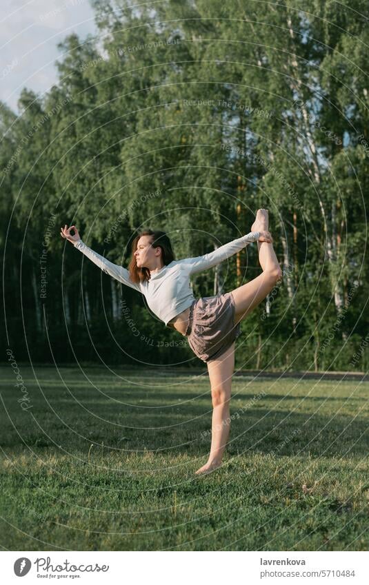 Erwachsene Frau übt draußen Yoga in Crop Top und Leinenhemd aktiv Körper Sommer Natur Training Sport strecken Kunstturnen Aerobic schlank Park Erholung physisch
