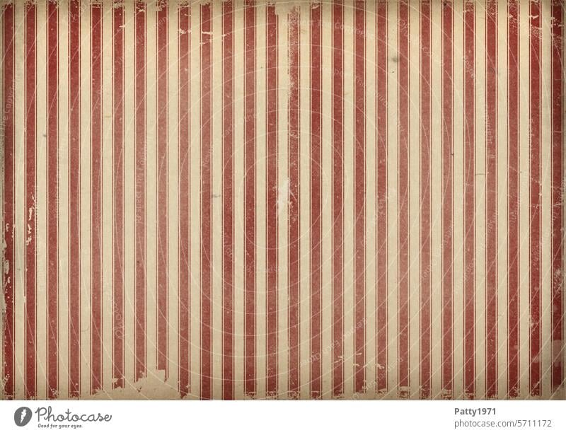 Rote, vertikale Streifen auf grunge Papier hintergrund streifen vintage Tapete alt abstrakt Grunge linien Muster zerkratzt rot
