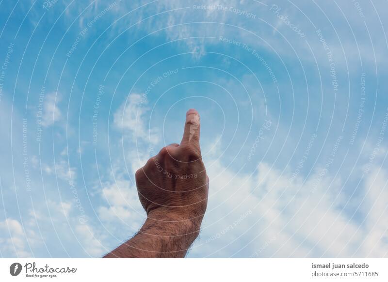 Mann, der mit der Hand gestikuliert und auf den blauen Himmel zeigt Arme Finger Haut Handfläche Körperteil hochreichen Hand erhoben Arm angehoben Blauer Himmel
