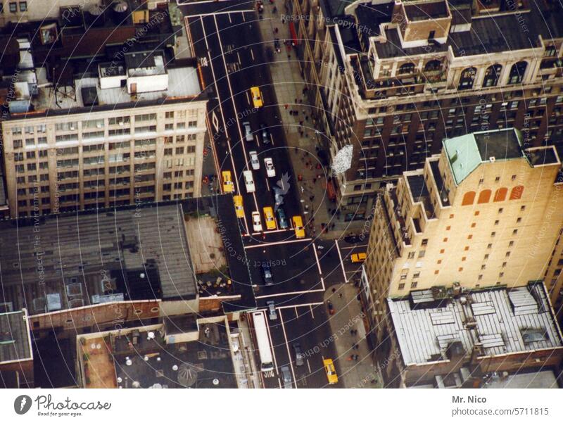 NYC Big Apple New York City Ferien & Urlaub & Reisen USA Straßenschlucht Taxi Verkehr Verkehrsmittel Manhattan Wolkenkratzer nyc Stadtzentrum analog Großstadt