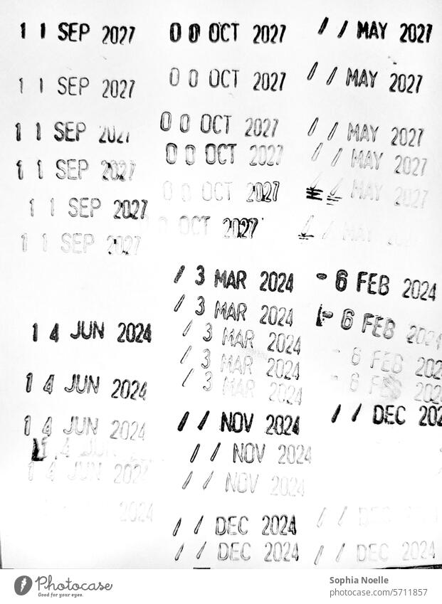 Mit Tinte auf das Papier gestempelte Daten Termin & Datum Terminkalender Termine Kalender Ziffern & Zahlen Zeit Jahreszahl Nummer Jahresdaten Text die Ziffer