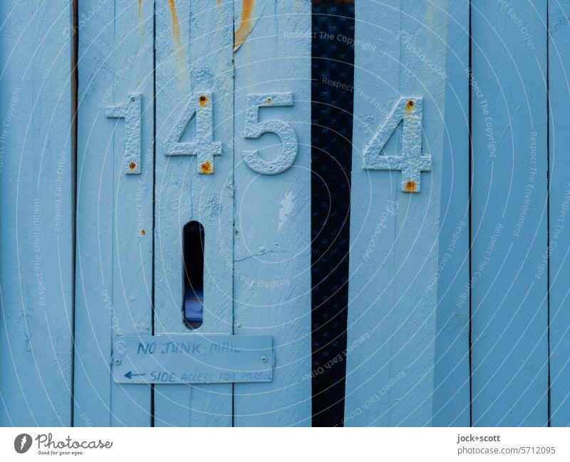 145/4 Nummer Hausnummer Zaun blau retro verwittert Farbschicht Design authentisch Stil Hintergrund neutral Detailaufnahme Englisch Australien Typographie Wort