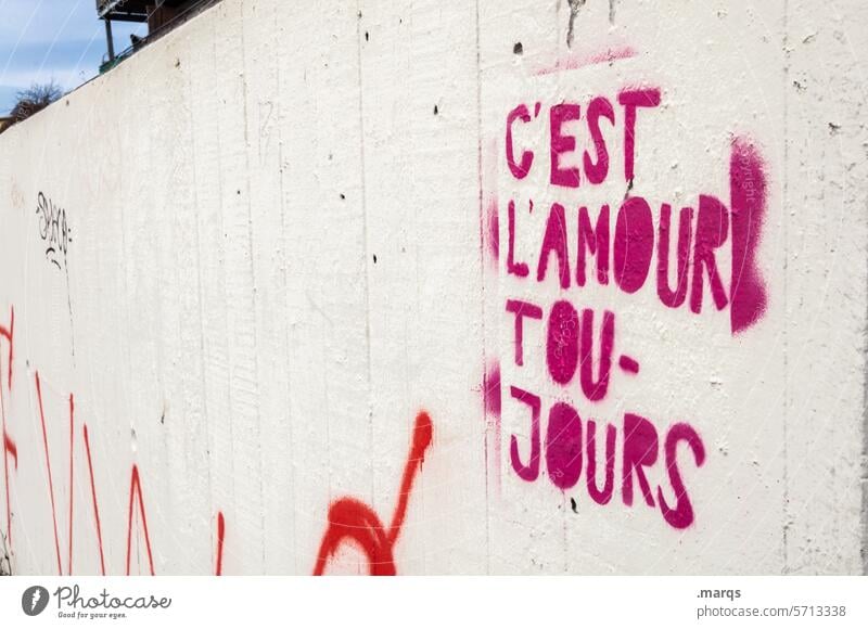 L’Amour toujours Graffiti Wand rot weiß streetart Schriftzeichen Französisch Liebe kontroverse Partnerschaft Gefühle Verliebtheit Liebesgruß Liebeserklärung