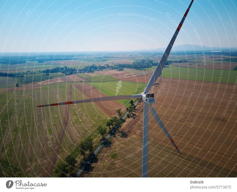 Luftaufnahme einer Windkraftanlage in ländlicher Umgebung Energie Turbine nachhaltig regenerativ Erzeuger Windmühle Sauberkeit Landschaft grün umweltfreundlich