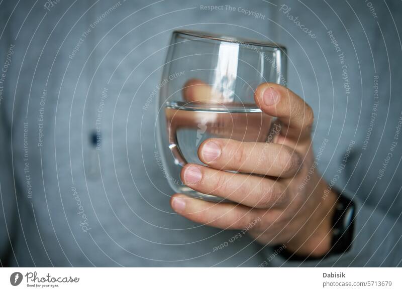 Mann hält Glas mit sauberem Wasser trinken Durst frisch Mineral Halt Hand Sauberkeit Gesundheitswesen Metabolismus Getränk rein übersichtlich Wasserhaushalt