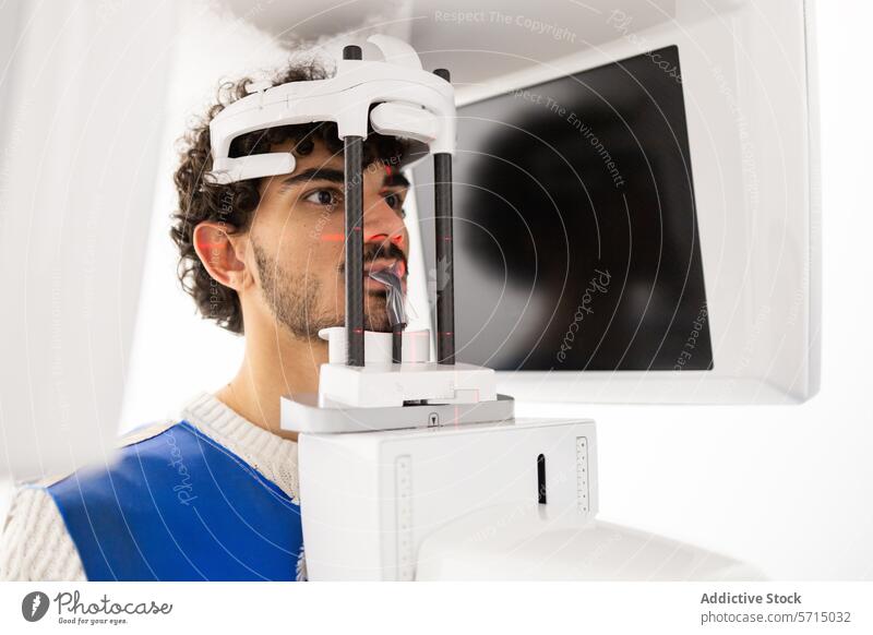 Mann bei einer Panorama-Röntgenaufnahme in einer Zahnklinik Gesundheitswesen geduldig dental röntgen panoramisch Klinik Gerät medizinisch Maschine