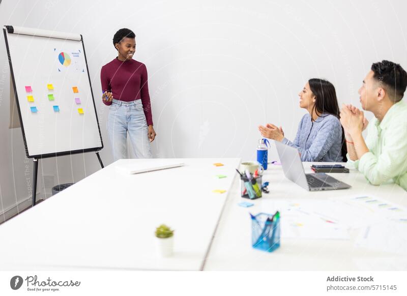 Teambesprechung mit interaktiver Präsentation und Feedback Geschäftsfrau Sitzung Haftnotiz Tabelle Büro Besprechung Zusammenarbeit Brainstorming Business