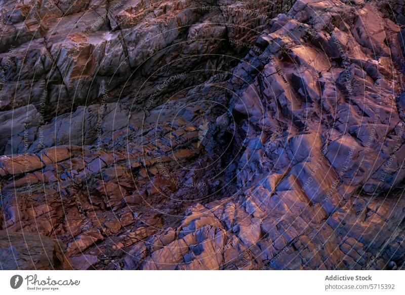 Reichhaltige Texturen der Felsen am Strand der Mine von Llumeres Biofilm Bakterien bügeln llumeres Asturien Nahaufnahme Detailaufnahme Farbe lebhaft Geologie