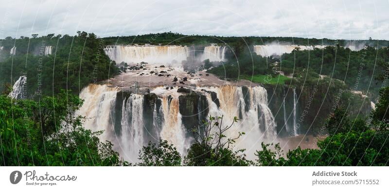 Panorama der Iguazu-Wasserfälle in üppiger brasilianischer Landschaft Iguazu Fälle panoramisch Brasilien Wasserfall Grün Nebel bedeckt Himmel südbrasilien Natur