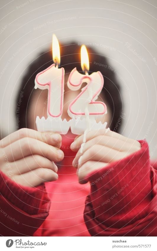12.12.2013 Kind Kindheit Kindergeburtstag Geburtstag Kerze Feuer Flamme Feste & Feiern Finger Hand Jugendliche Junge Frau 8-13 Jahre Wachs brennen Glückwünsche
