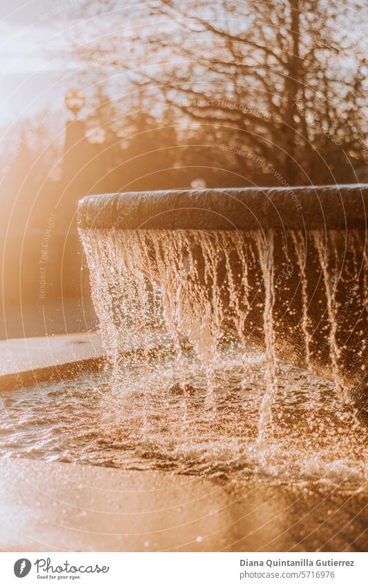 Brunnen, Wasserbrunnen, Sonnenuntergangsbrunnen, Stein, Sonnenuntergang in der Stadt Springbrunnen Wasserfontäne frisch Sommer