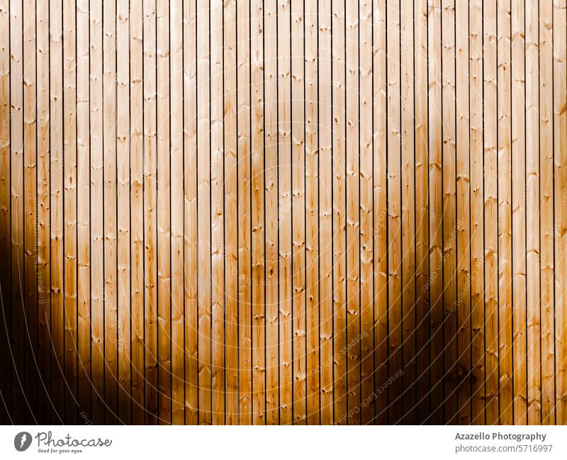 Gestreifter Holzhintergrund mit abstrakten Schatten Hintergrund blanko Holzplatte Tafeln braun Gebäude Schreinerei dunkel Dekor Dekoration & Verzierung