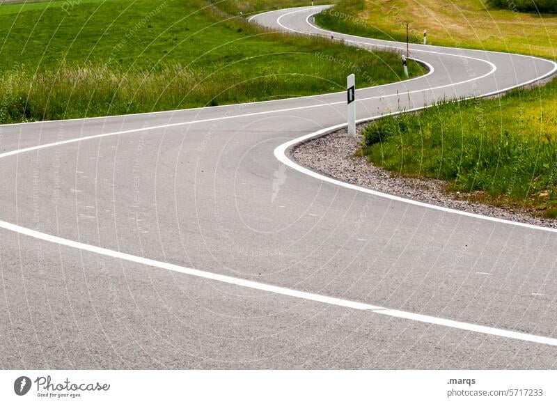 Überland Mobilität Verkehrswege Sommer Wiese Kurve Straße Fahrbahn Linie Landschaft Asphalt Wege & Pfade Straßenverkehr Hügel Perspektive Schlangenlinie Natur