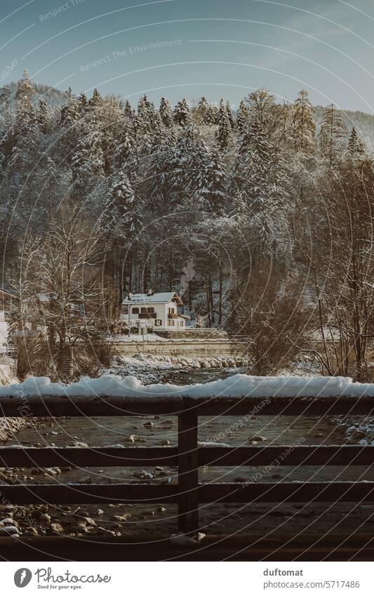 Haus in sonniger Winter Landschaft am Fluß im Berchtesgadener Land, Bayern Landschaften Schnee Berge u. Gebirge Himmel Alpen Gipfel Schneebedeckte Gipfel