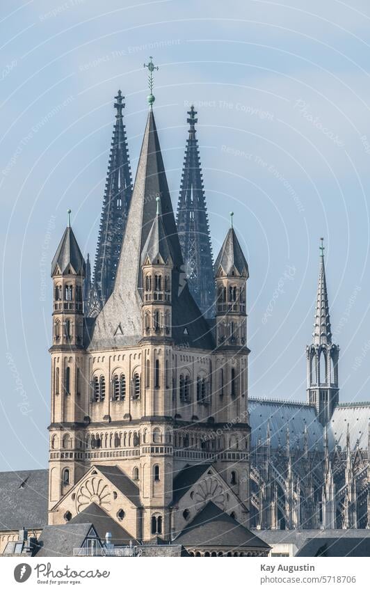 Groß St. Martin mit Domtürme Stadt Köln Kölner Dom Wahrzeichen Kirche Altstadt Sehenswürdigkeit Außenaufnahme Stadtzentrum Bauwerk Deutschland Farbfoto