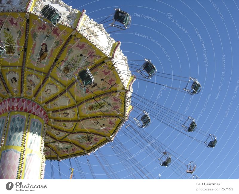 Bremer Freimarkt Karussell Kettenkarussell Jahrmarkt mehrfarbig Blauer Himmel blau