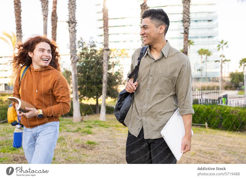 Multikulturelle Schüler lachen während einer Pause im Freien Hochschule Universität Picknick Lachen Gespräch vielfältig multikulturell multiethnisch