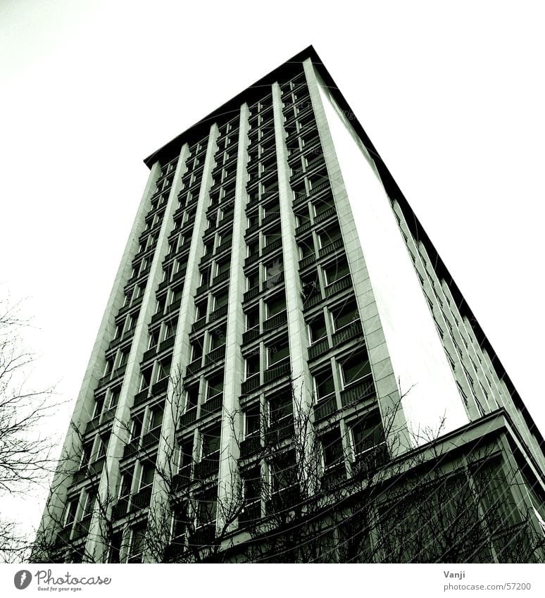 hoch hinaus Haus Gebäude Hochhaus Etage massiv Fenster Häusliches Leben Berlin Architektur