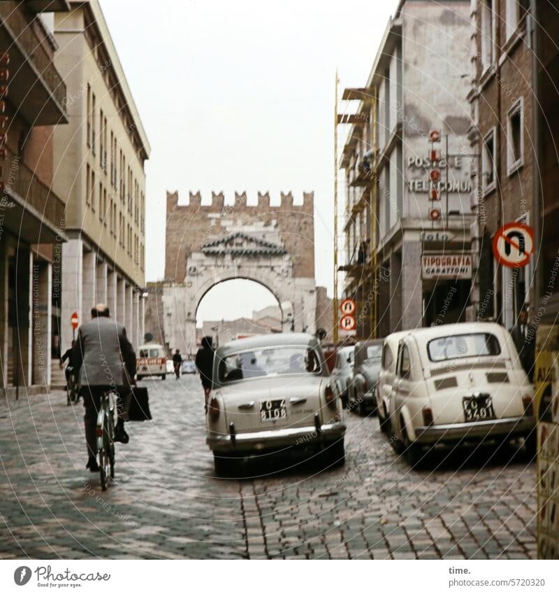 Altstadtverkehr Fahradfahrer Autos Innenstadt City Italien historisch Verkehr parken Parkplatz Kopfsteinpflaster Fassaden Bauwerk Architeur Gebäude Stadtbild