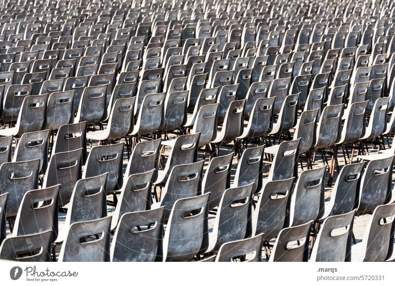 Monokultur Vatikan Ruhe Sitzgelegenheit Plastiksessel Sessel Stuhl viel endlos Reihe Stuhlreihe Publikum Veranstaltung viele grau Bestuhlung Ordnung Sitzreihe
