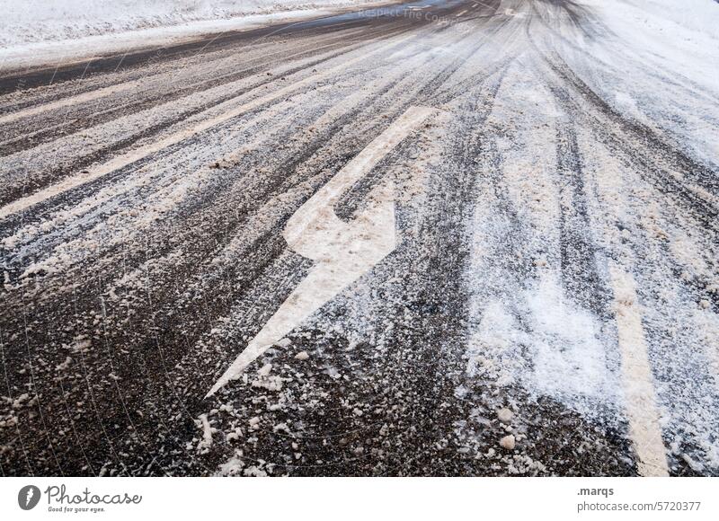 Linksabbieger Glätte Verkehr Verkehrswege Straßenbelag Straßenverkehr Glatteis winterwetter Richtung kalt Pfeil Zeichen Schneefall Eis Klimawandel Winter StVO