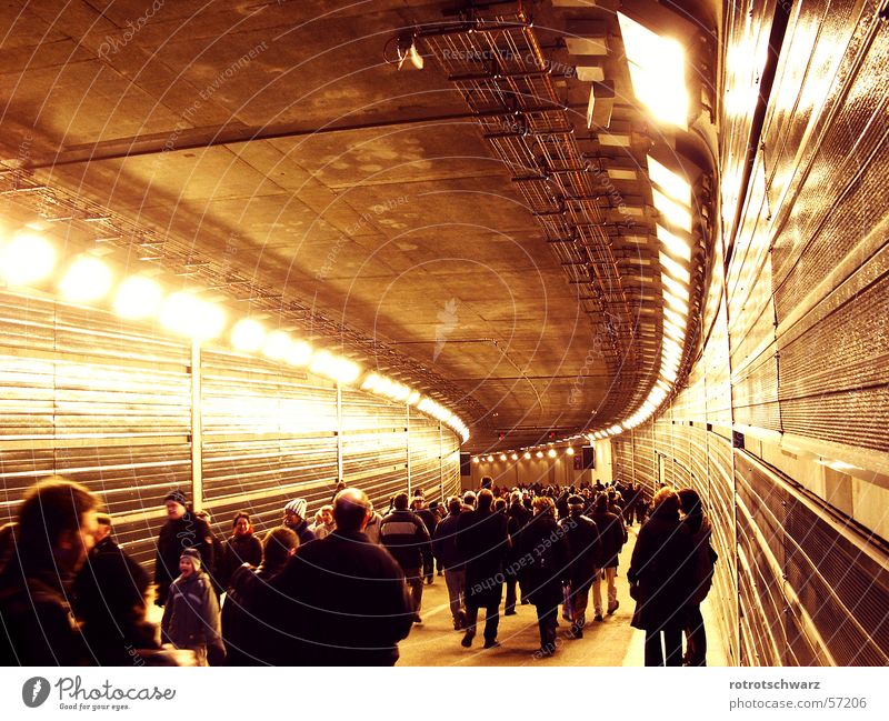 Menschenmenge im Tiergartentunnel Tunnel Stadt unterirdisch dunkel Beton Stahl Licht Berlin Hauptstadt Mitte Kurve Bogen orange Beleuchtung Dynamik