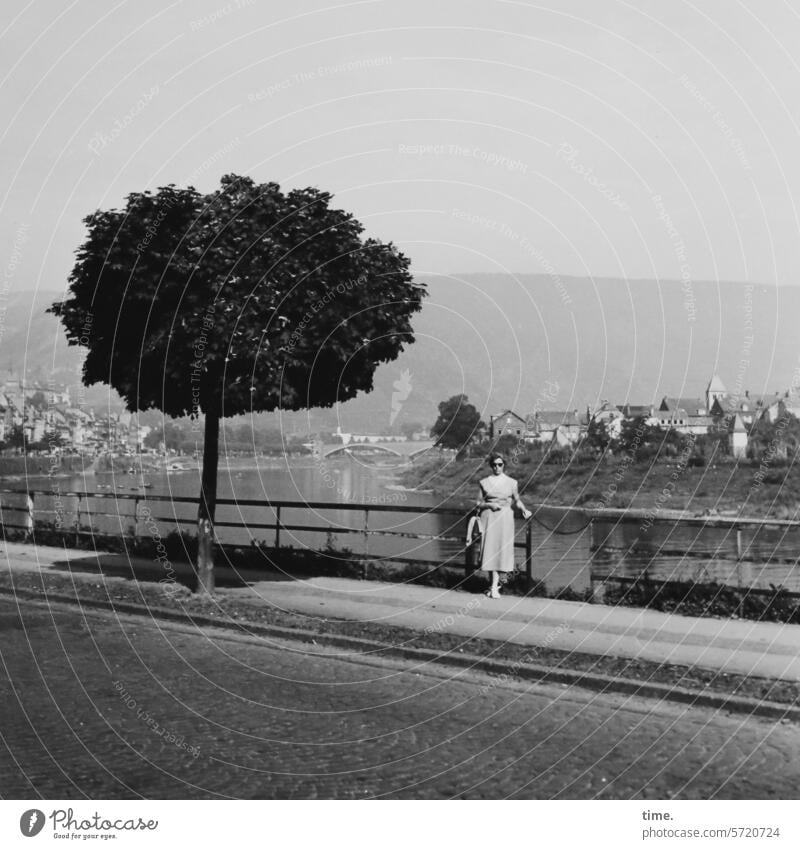 so viel Zeit muss sein (II) Frau schauen chillen halten damals historisch sonnig Schatten Haus Gebäude Architektur Baum Straße Landschaft Fluss Geländer Urlaub