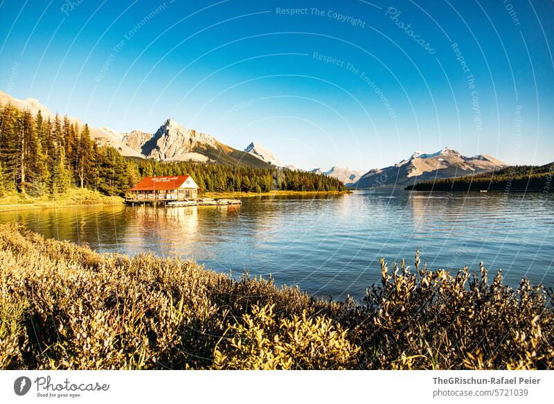 Maligne-Lake Boothaus in Sonnenuntergang-Stimmung Maligne Lake See Berge u. Gebirge Kanada reisen Bootsfahrt blau türkis touristisch Tourismus Außenaufnahme