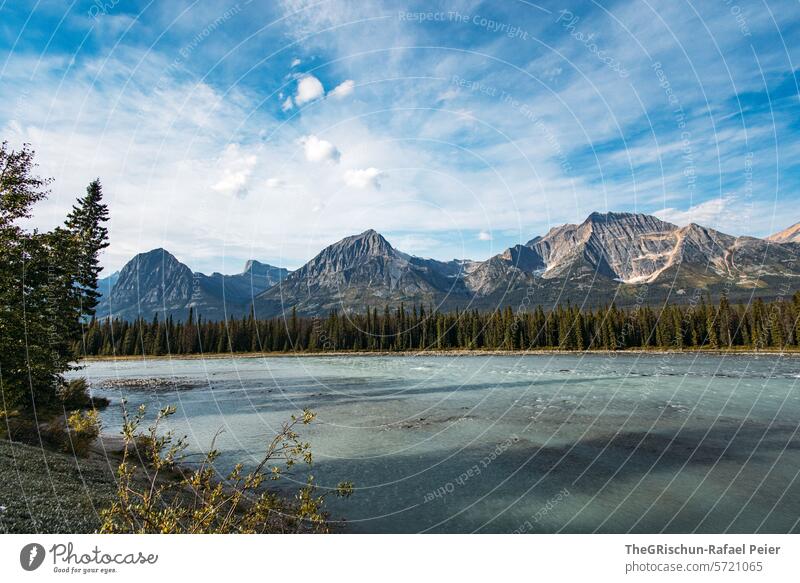 Fluss mit Berge im Hintergrund - Panorama Kanada Berge u. Gebirge Wolken Wasser Icefield Parkway Rocky Mountains Ferien & Urlaub & Reisen Außenaufnahme Farbfoto