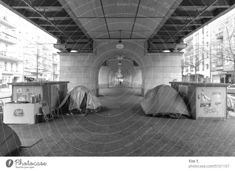 Zelte von Wohnungslosen unter der Metro Berlin Prenzlauer Berg s/w 2024 Viadukt Schönhauser Allee Obdachlose Armut wohnungslos Stadt Winter Altstadt