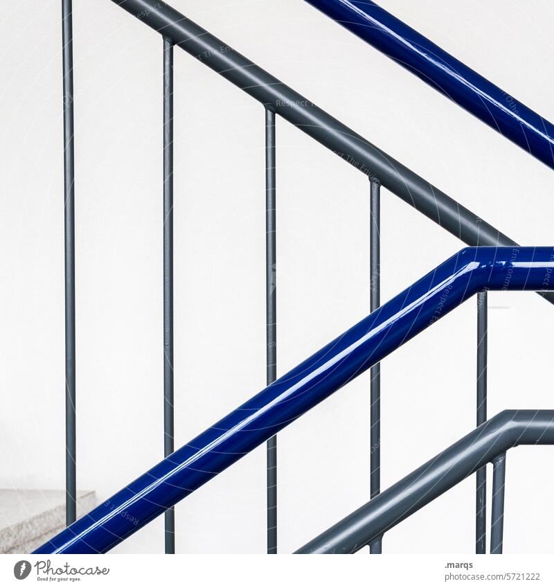Treppengeländer Gebäude Treppenhaus Geländer Linien Architektur Abstieg abwärts minimalistisch Handlauf Wand Muster vertikal Metall Blau grau Stahl greifen